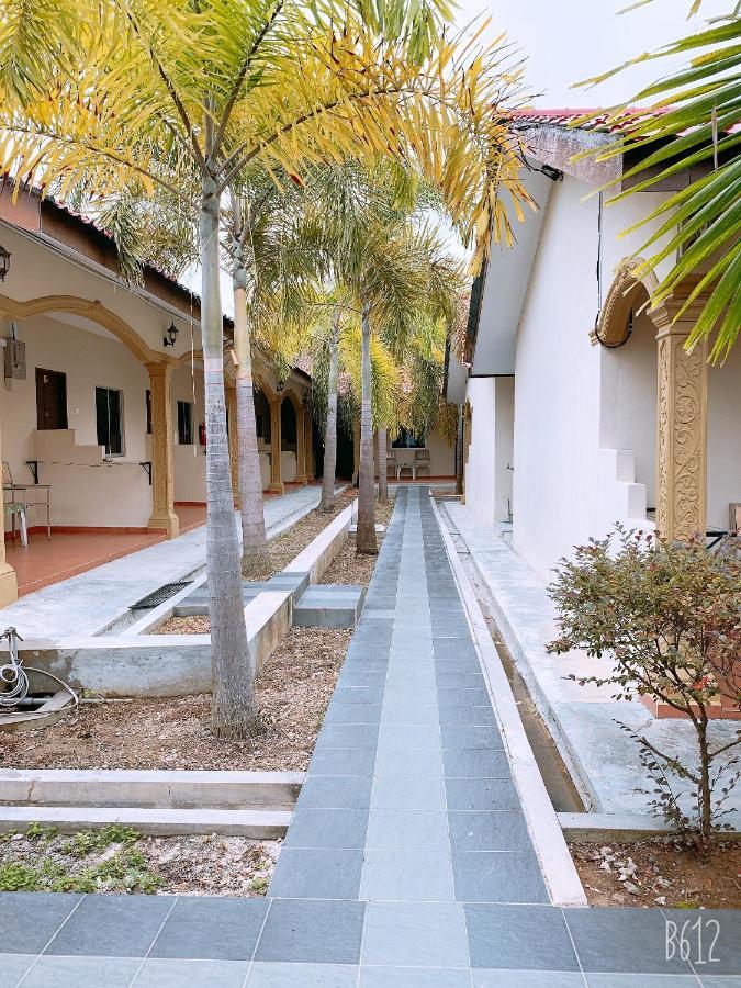 Dhania Cenang Beach Resort Pantai Cenang  Exterior foto