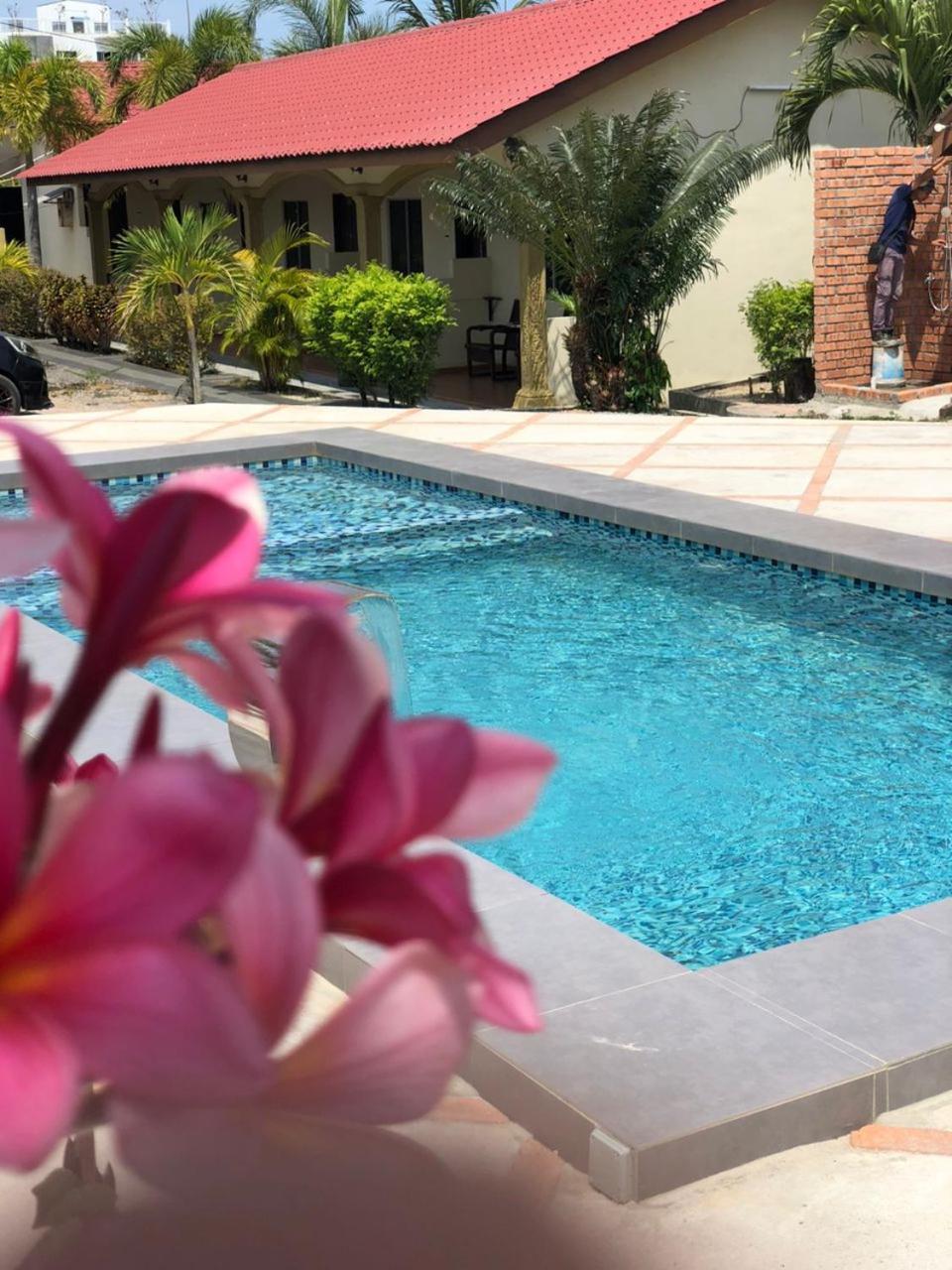 Dhania Cenang Beach Resort Pantai Cenang  Exterior foto