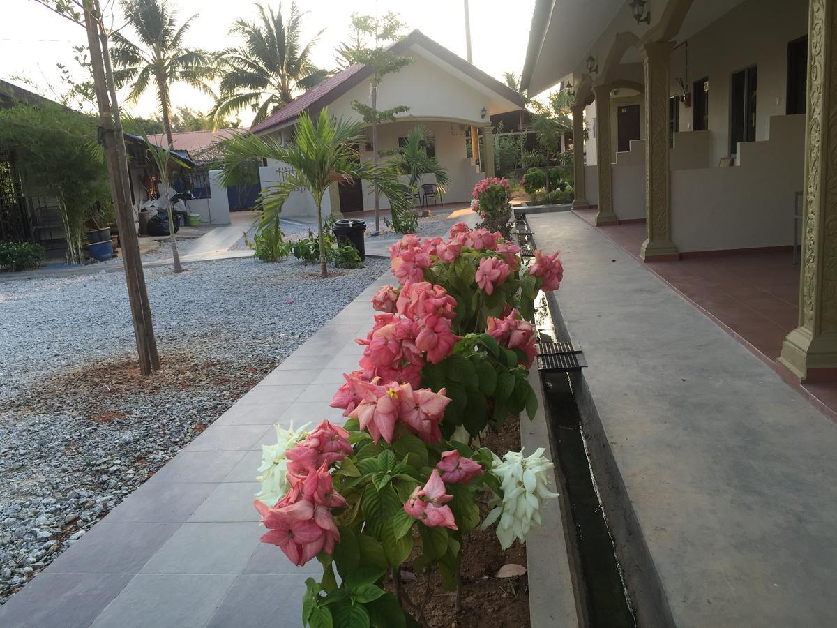 Dhania Cenang Beach Resort Pantai Cenang  Exterior foto